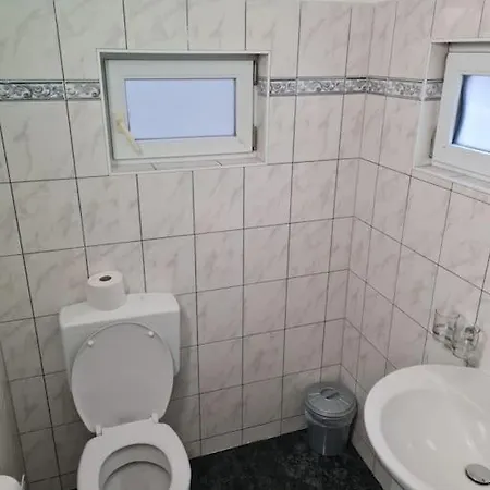 Gemuetlicher Gartenbungalow דירה